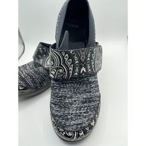 TRAQ Alegria Qwik Shoe Outta Sight Black & Gray Paisley Slip On Women's sz7
